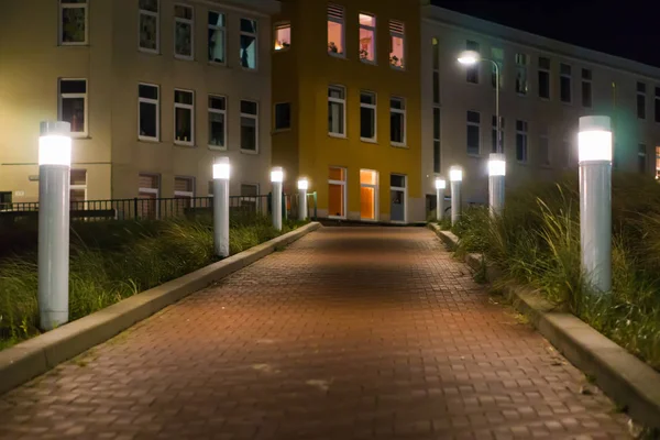 Camino Iluminado Con Linternas Paisaje Ciudad Con Casas Fondo — Foto de Stock