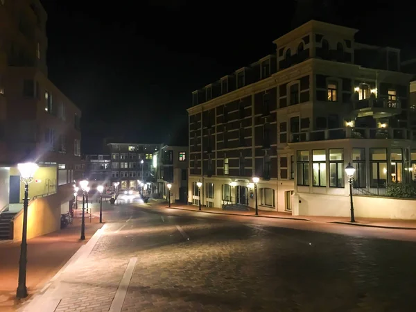 Lighted Lampposts City Streets Scheveningen Netherlands Big Apartment Complex Building — Stock Photo, Image