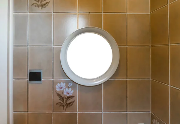 Vazio Branco Redondo Espelho Quadro Pendurado Banheiro Uma Parede Azulejos — Fotografia de Stock