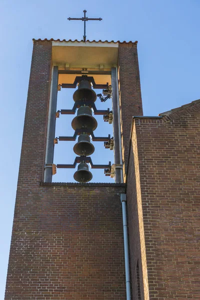 Grupo Campanas Iglesia Que Suenan Colgando Una Torre Iglesia — Foto de Stock