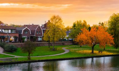 Leerdam Hollanda tipik bir Hollandalı şehir görüntülemek su, yol ve çim ile Park sundown autmun sezonu itibariyle.