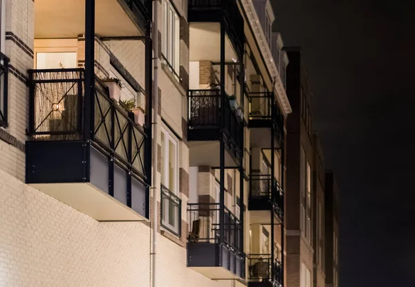 現代のアパートのバルコニーは 夜は金属製の枠組みで オランダの建築の背景 — ストック写真