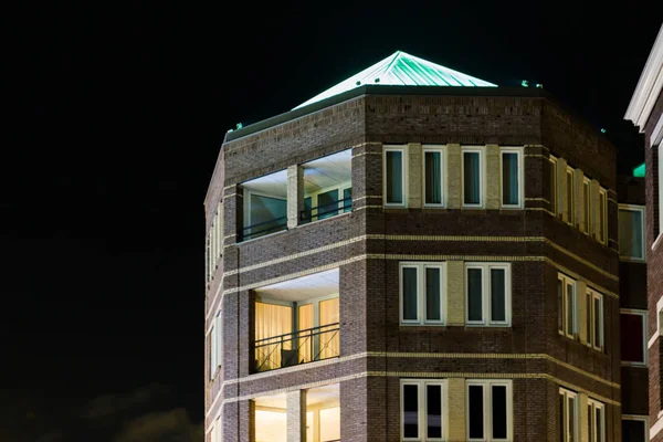 クローズ アップの夜アパートの窓の完全タワー — ストック写真