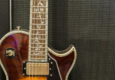 elektronik gitar, önünde bir amplifikatör kutusu izole