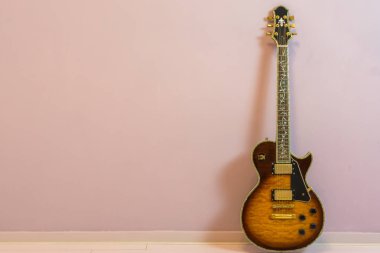 taş duvar arka plan üzerinde izole hayat ağacı boyun kakmalı modern elektro gitar