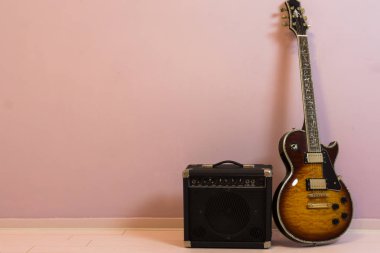 Müzik arka plan, bir amfi elektro gitar renkli bir sunburst ile kutu