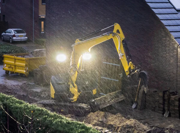 Lavoratore Terra Che Lavora Giardino Cattivo Tempo Piovoso Sera — Foto Stock