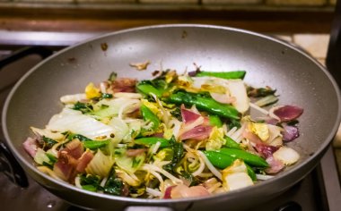 bir tavada, sağlıklı vegan gıda pişmiş Asya sebze karışımı closeup