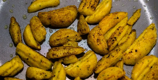 Closeup Makro Dari Irisan Kentang Panggang Emas Dalam Panci Makanan — Stok Foto