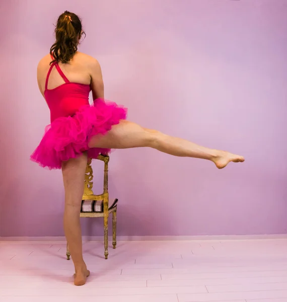 Bailarina Realizando Desarrollo Movimiento Ballet Clásico Vista Desde Espalda Realizado — Foto de Stock