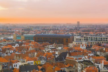 Gün batımında Vlissingen şehrinin ufuk çizgisi, Zeeland, Hollanda 'da denizde popüler bir şehir.