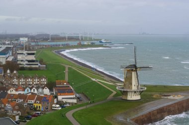 Vlissingen yel değirmeninin güzel ufuk çizgisi bazı evler ve deniz manzarası, tipik Hollanda manzarası, Zeeland, Hollanda 'nın popüler şehri