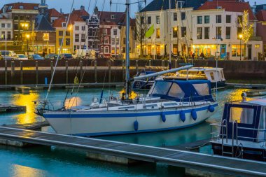 Vlissingen Limanı 'nda açık şehir manzaralı, geceleri Zeeland' de popüler bir şehir olan Hollanda.