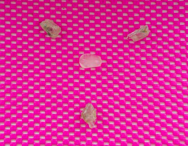 Ruhani taşların deseni, selenit ve gül kuvars, pembe desenli arka plan