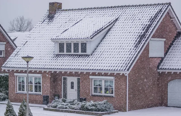 Bangalô Luxuoso Durante Dia Frio Inverno Tempo Nevado Arquitetura Holandesa — Fotografia de Stock