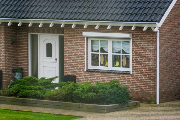 Przodu Luksusowy Holenderski Bungalow Ogrodem Frontowe Drzwi Dekorowanym Oknem Dom — Zdjęcie stockowe