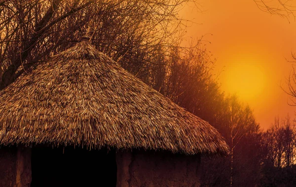 Ταράτσα Ενός Πρωτόγονου Σπιτιού Αχυρένια Οροφή Στο Ηλιοβασίλεμα Τοπίο Της — Φωτογραφία Αρχείου