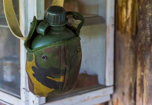 Vintage Grön Drickkolv Militärtryckt Påse Grundläggande Överlevnadsutrustning — Stockfoto
