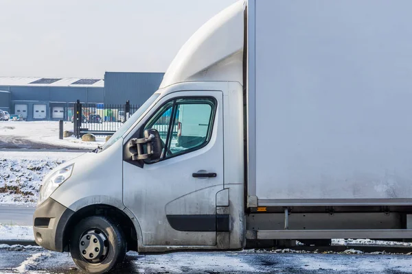 Furgoneta Blanca Estacionada Durante Invierno Con Almacén Fondo Logística Vehículo — Foto de Stock