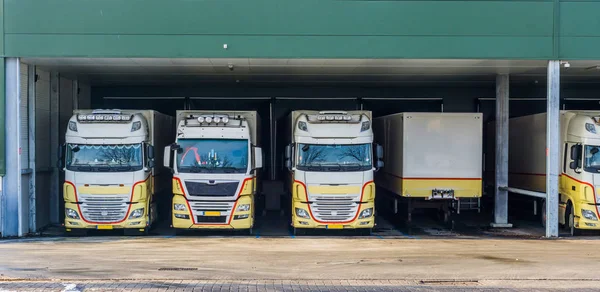 Camioane Parcate Stație Andocare Unui Depozit Logistică Fundal Transport — Fotografie, imagine de stoc