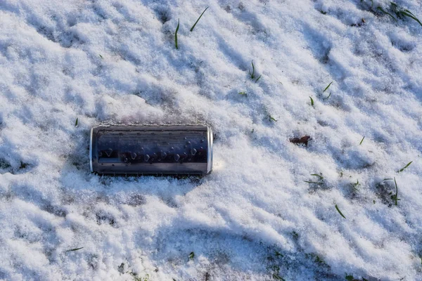 Порожня Сода Може Лежати Снігу Усвідомлюючи Концепцію Навколишнього Середовища — стокове фото
