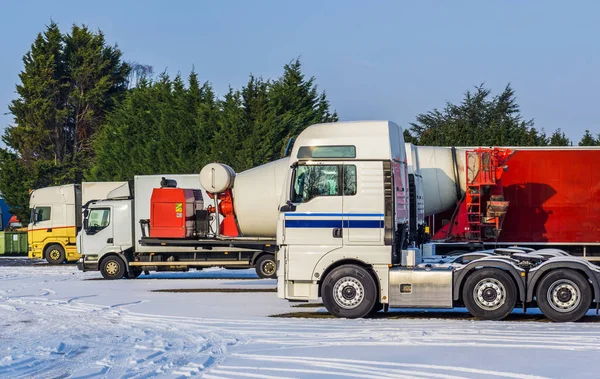 Diverse Camioane Parcate Parcare Timpul Sezonului Iarnă Fundal Transport Logistic — Fotografie, imagine de stoc