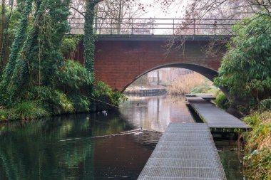 Suda rıhtımı olan bir viyadük, güzel nehir manzarası, Hilversum parkı, Hollanda