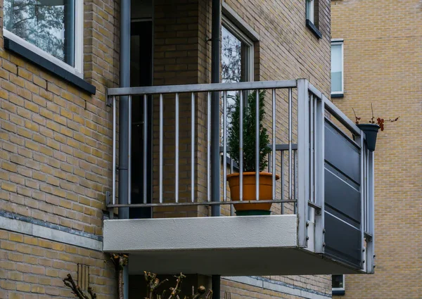 鉄のフェンス 近代的なオランダの都市建築とバルコニー — ストック写真