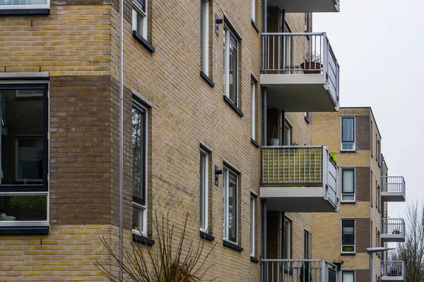 ヒルフェルスム市内のアパートメント バルコニー付きの家 近代的なオランダの建築 — ストック写真