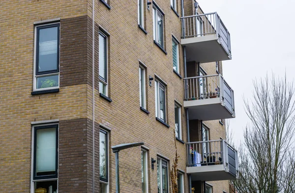 Arquitectura Holandesa Moderna Complejo Apartamentos Con Balcón Ventanas —  Fotos de Stock