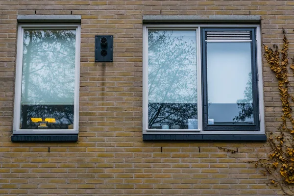 Okna Murze Murowanym Nowoczesna Holenderska Architektura Miasta Tło Architektoniczne — Zdjęcie stockowe
