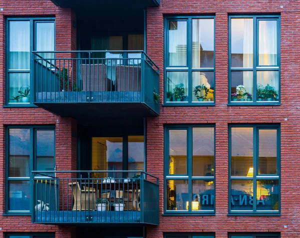 バルコニーと窓付きの美しい近代的なアパート 新オランダ建築 — ストック写真