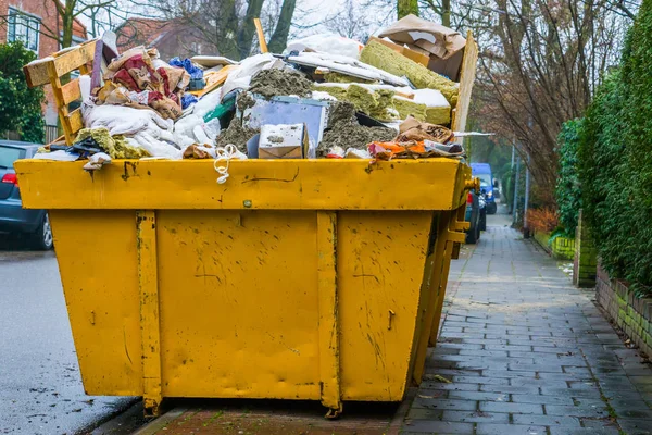 Toplu atık dolu büyük bir konteynır, geri dönüşüm konsepti, büyük bir çöp yığını