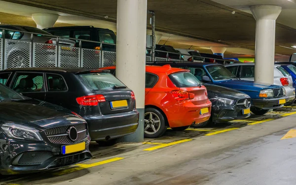 Coches Estacionados Garaje Estacionamiento Cubierto Larga Fila Coches Estacionamiento Comercial — Foto de Stock