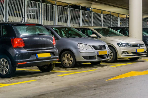 Rând Mașini Parcate Într Garaj Parcare Interior Parcare Comercială — Fotografie, imagine de stoc