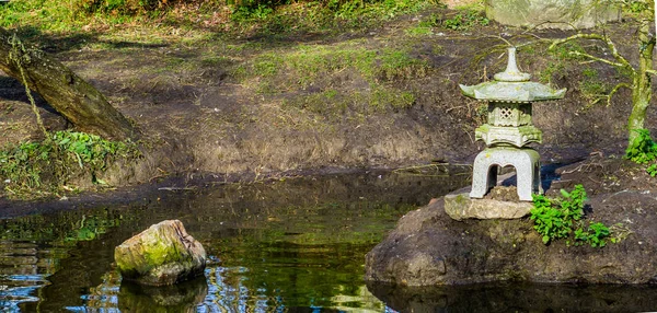 Estanque Agua Jardín Japonés Con Una Escultura Torre Fondo Jardín —  Fotos de Stock