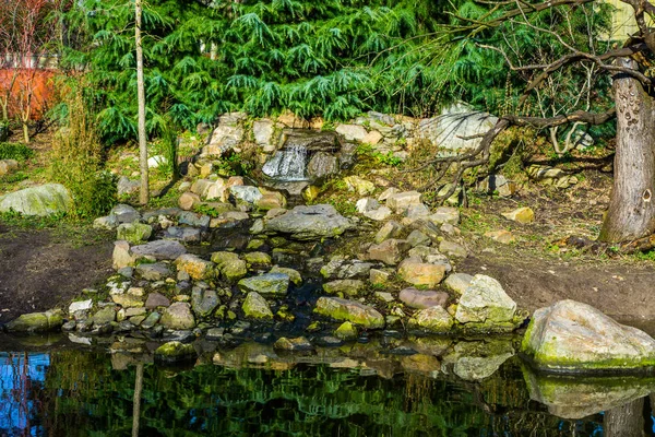 Gyönyörű Kis Vízesés Különböző Kövekből Természetes Kerti Dekorációk — Stock Fotó