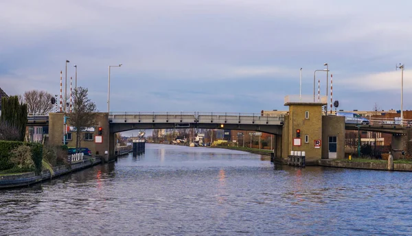 Městský most molenaarsbrug Alphen aan den Rijn, podzemí, holandské městské architektury na vodní straně — Stock fotografie