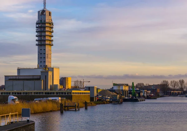 Přístavní scenérie Alphen aan den rijn, Nizozemsko, telekomunikační věž s barevnou oblohou, městská architektura — Stock fotografie