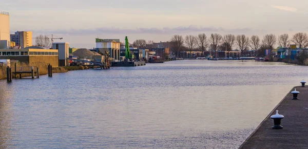Průmyslová zóna na vodní straně Alphen aan den Rijn, Nizozemsko, městská scenérie známého holandského města — Stock fotografie