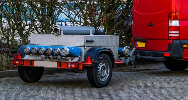 Equipo básico del departamento de bomberos, remolque con manguera y accesorios contra incendios, remolque montado en un autobús rojo — Foto de Stock