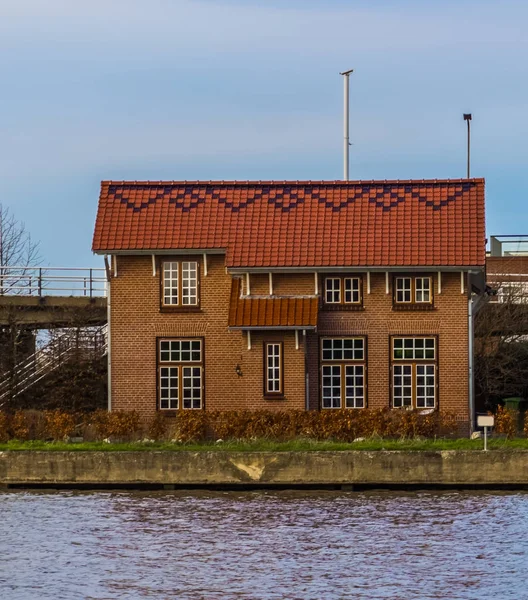 Τυπικό ολλανδικό μπανγκαλόου στο νερό πλάι, αρχιτεκτονική του Άλφεν aan den Rijn, Ολλανδία — Φωτογραφία Αρχείου