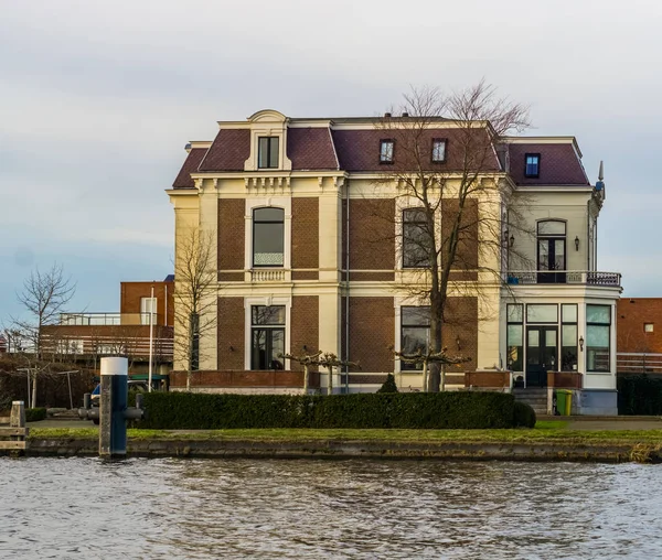 Casa de campo grande y lujosa en el lado del agua, arquitectura de la ciudad de Alphen aan den Rijn, Países Bajos — Foto de Stock