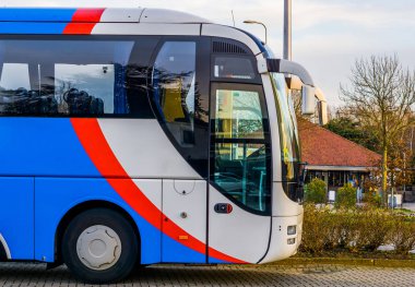Beyaz, kırmızı ve mavi bir tur otobüsünün kabini, seyahat endüstrisi için ulaşım.