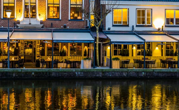 Lichtere terrassen 's nachts, typische Hollandse architectuur, stad aan het water, Alphen aan den Rijn, Nederland — Stockfoto