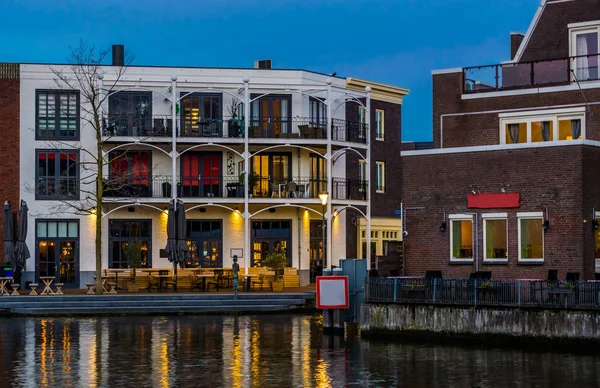 Mooie Hollandse stadsarchitectuur aan het water, Appartementen met balkon, Populaire stad Alphen aan den Rijn, De Nederlanden — Stockfoto