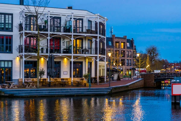 Dutch apartments with balconies at the water, City Alphen aan den Rijn, The Netherlands — Stock Photo, Image