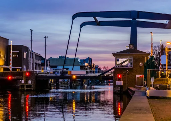 Η δημοφιλής γέφυρα της πόλης alphensebrug στο Alphen aan den Rijn, Ολλανδία, όμορφο υδάτινο τοπίο στο ηλιοβασίλεμα — Φωτογραφία Αρχείου