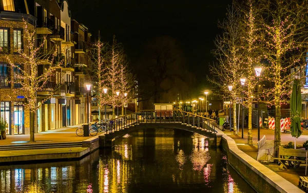 Grachtbrug in het centrum van Alphen aan den Rijn, De Nederlanden, versierde bomen met verlichting, Nederlandse stad Architectuur — Stockfoto