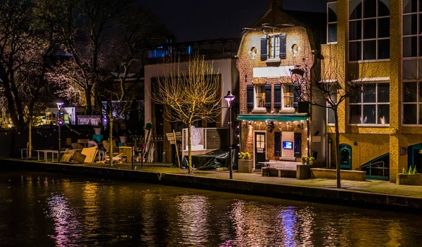 Typische Hollandse gebouwen aan de waterkant, Architectuur van Alphen aan den Rijn 's nachts, Nederland — Stockfoto